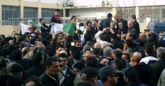 الأمن الجزائري يأمر بفتح تحقيق بخصوص مواجهات بين الشرطة والمتظاهرين