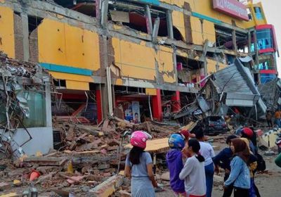 تحذيرات من تسونامي.. زلزال عنيف يضرب شرق إندونيسيا