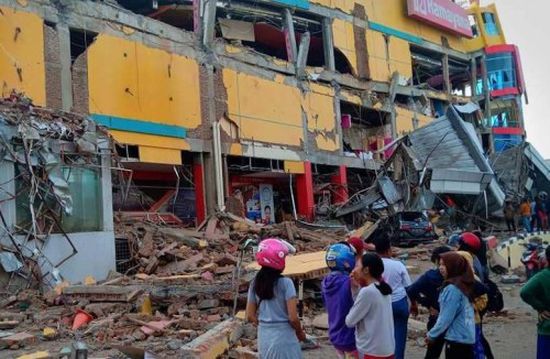 تحذيرات من تسونامي.. زلزال عنيف يضرب شرق إندونيسيا