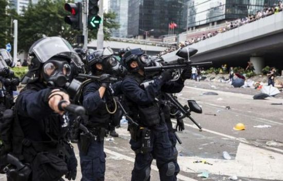 شرطة هونغ كونغ تعتقل 6 أشخاص خلال احتجاجات ضخمة