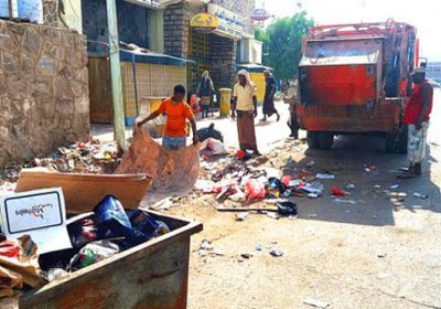 إضراب لعمال النظافة في عدن احتجاجا على تأخر رواتبهم