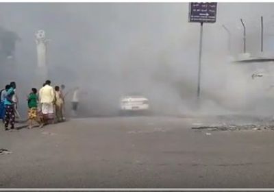 اشتعال النيران في سيارة بالشيخ عثمان 