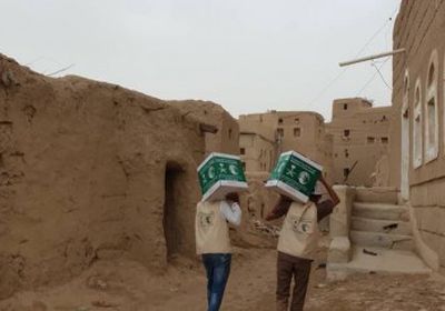 بالصور.."سلمان للإغاثة" يوزع 300 سلة غذائية في محافظة الجوف
