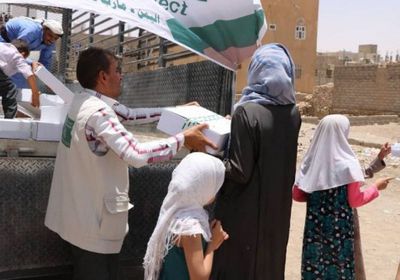 توزيع 600 كرتون تمر للنازحين في مدينة مأرب (صور)