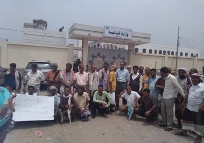 للمرة الخامسة.. وقفة احتجاجية للمعلمين النازحين أمام وزارة المالية 