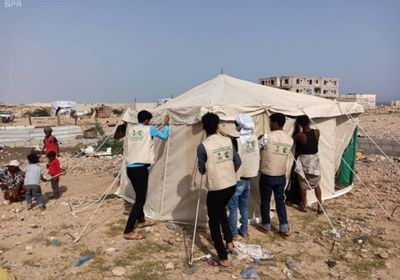 بدعم سعودي..توزيع مساعدات إيوائية في مديرية الشحر بحضرموت