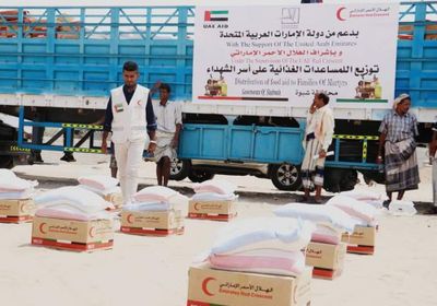 بدعم إماراتي.. توزيع 720 سلة غذائية على أسر الشهداء بشبوة
