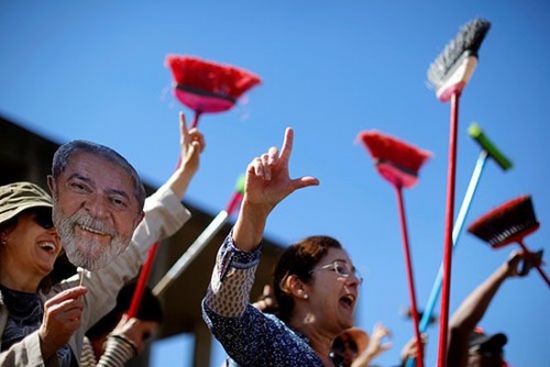 مظاهرات بـ"المقشات" للتنديد بسياسات وزير العدل البرازيلي