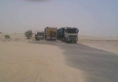 بالصور.. الكثبان الرملية تغلق طريق " عدن &ndash; المكلا " الدولي