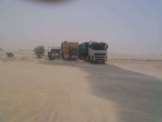 بالصور.. الكثبان الرملية تغلق طريق " عدن – المكلا " الدولي