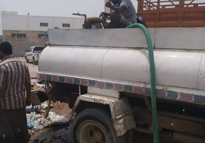 مجهول يشعل النيران في مكب قمامة بجوار عمود للكهرباء بالمكلا