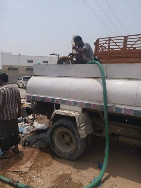 مجهول يشعل النيران في مكب قمامة بجوار عمود للكهرباء بالمكلا