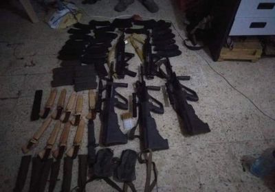 نقطة دوفس بأبين تضبط أسلحة مهربة في طريقها للعاصمة عدن (صور)