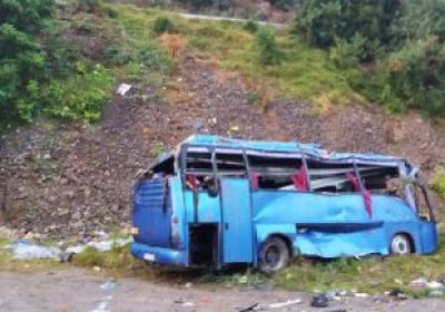  مصرع 13 شخصا وإصابة آخرين بجروح جراء انقلاب حافلة في باكستان