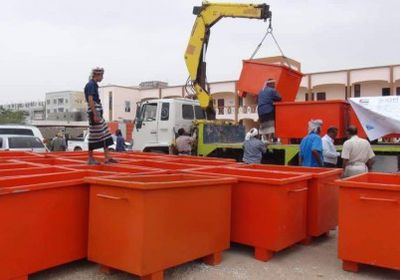 توزيع 45 حاوية نظافة على أحياء مدينة عتق بشبوة