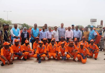 توزيع 60 عربة نقل مخلفات بقطاع إعادة التدوير في عدن (صور)