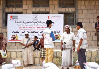 بدعم إماراتي.. توزيع 45 سلة غذائية على أسر الشهداء بشبوة (صور)