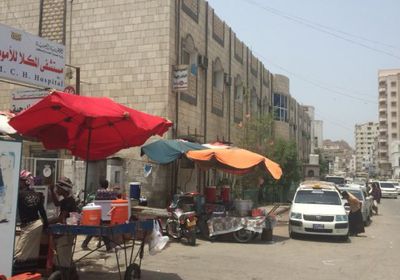 بالصور.. حملة ثانية لرفع أعلام الجنوب أعلى المصالح الحكومية بالمكلا