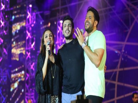 أنغام وزوجها يشاركان حماقي الغناء بحفله بالسعودية (فيديو)