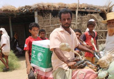 بدعم سعودي.. توزيع مئات السلال الغذائية على النازحين بحجة (صور)