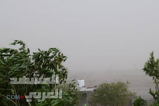 عاصفة رملية قوية تغزو محافظة لحج (صور)
