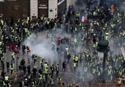 الشرطة الفرنسية تستخدم الغاز المسيل للدموع لتفريق محتجين في شارع الشانزليزيه