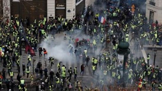 الشرطة الفرنسية تستخدم الغاز المسيل للدموع لتفريق محتجين في شارع الشانزليزيه