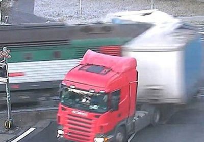 مقتل أربعة أشخاص جراء تصادم قطار مع سيارة ركاب في التشيك