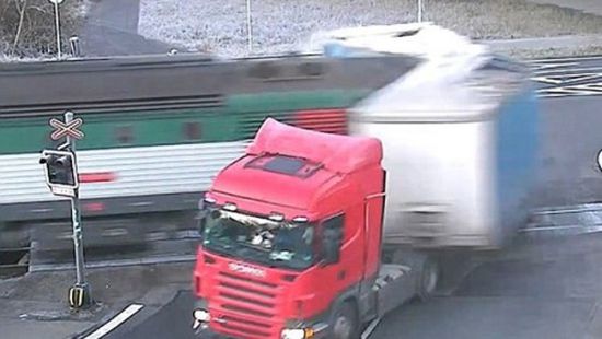 مقتل أربعة أشخاص جراء تصادم قطار مع سيارة ركاب في التشيك