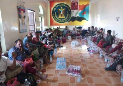 بقيادة رئيس انتقالي أبين..وصول قافلة غذائية لدعم المقاتلين في الضالع