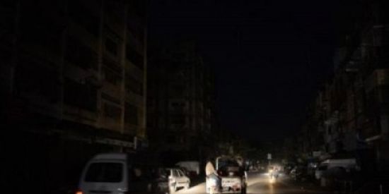 انقطاع التيار الكهربائي عن نصف مديريات العاصمة عدن