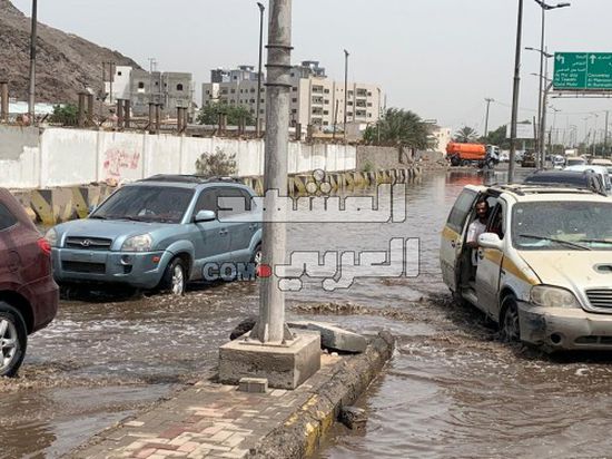 عدسة "المشهد العربي" ترصد سبب انقطاع الكهرباء عن نصف مديريات عدن