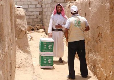 سلمان للإغاثة يوزع سلالاً غذائية على النازحين من صعدة إلى مأرب