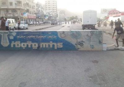 عاجل..محتجون يقطعون الشوارع الرئيسية في المكلا (صور)