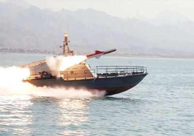 زورق إيراني مفخخ يعترض مدمرة بريطانية بالبحر الأحمر