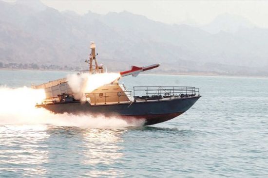 زورق إيراني مفخخ يعترض مدمرة بريطانية بالبحر الأحمر