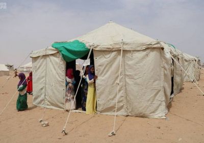 بدعم سعودي..توزيع مساعدات إيوائية على النازحين من صعدة إلى حضرموت (صور)