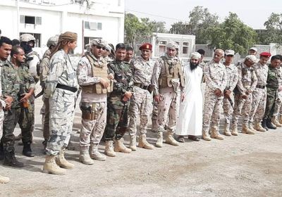 قائد التحالف العربي بعدن يزور مقر كتيبة حزم3 في خور مكسر (صور)