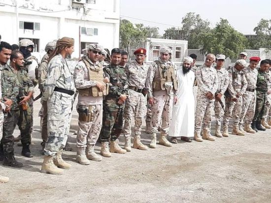قائد التحالف العربي بعدن يزور مقر كتيبة حزم3 في خور مكسر (صور)