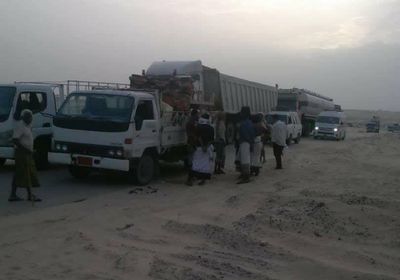 استمرار إغلاق طريق النشيمة الدولي بسبب الكثبان الرملية (صورة)