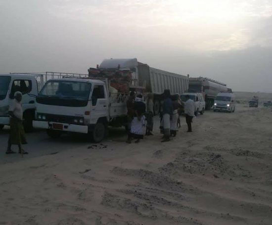 استمرار إغلاق طريق النشيمة الدولي بسبب الكثبان الرملية (صورة)