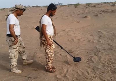 اكتشاف وتفكيك أكبر حقل ألغام للمليشيات الحوثية في الحديدة (فيديو)