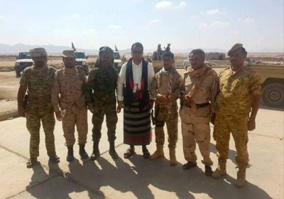 عضو بارز بالانتقالي الجنوبي يزور اللواء الرابع لقوات النخبة الشبوانية بعتق