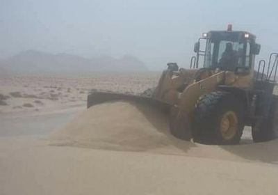 حملة لإزالة الكثبان الرملية من طريق (نشطون &ndash; سيحوت) بالمهرة