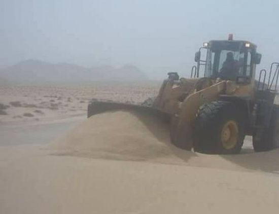 حملة لإزالة الكثبان الرملية من طريق (نشطون – سيحوت) بالمهرة