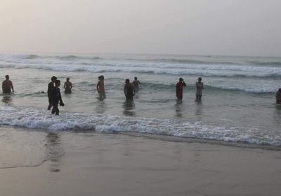 إنقاذ طفلة من الغرق في المكلا بحضرموت