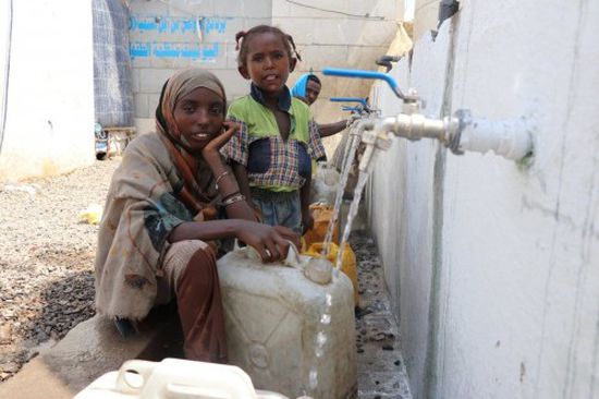 "اليونيسف": توزيع مياه طارئة ومساعدات إنسانية على 350 ألف نازح يمني (صور)