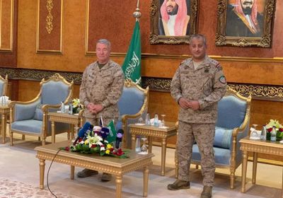 قائد القيادة المركزية الأميركية يشاهد صواريخ الحوثيين على السعودية (صور) 