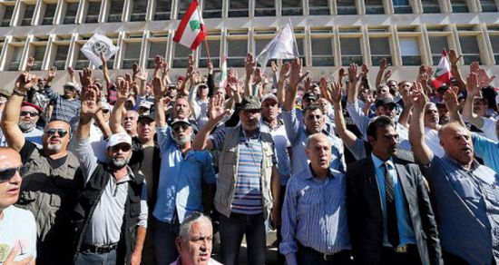 لبنان.. عسكريون متقاعدون يحتجون على مشروع إقرار موازنة تقشفية 