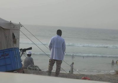 إنقاذ شاب من الغرق في شاطئ خلف بالمكلا